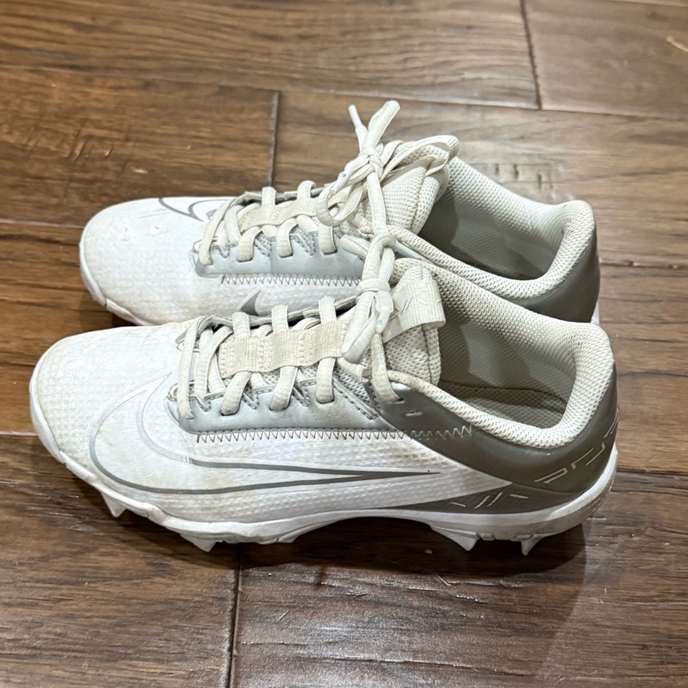 Nike Fastflex Cleats Vapor 3Y White and Gray Athletic Cleats